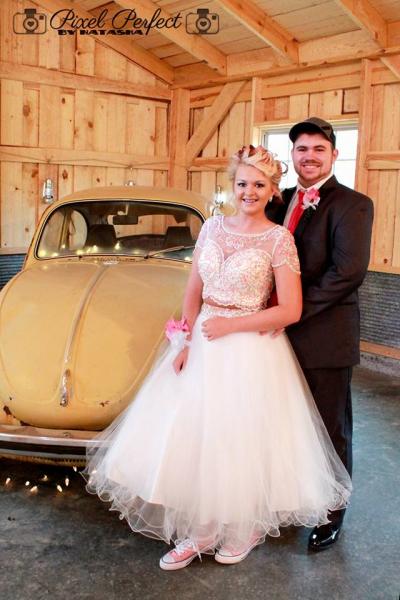 We also offer fun photo props like archways and old cars to really make your pictures stand out. 
